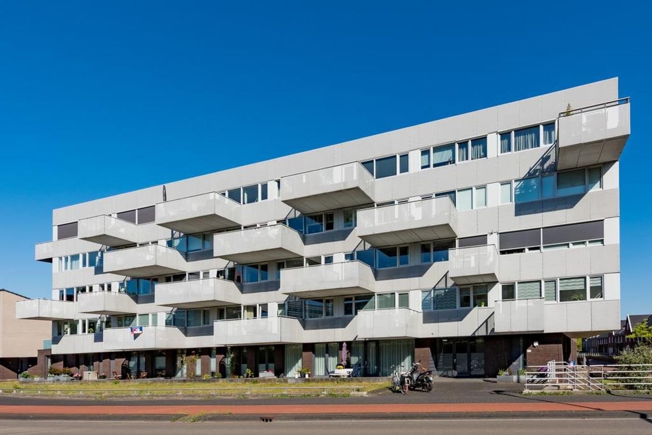 3-kamer appartement met terras bij station - Afbeelding 2