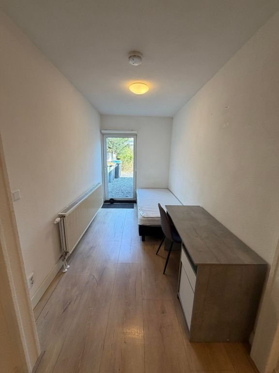 Furnished student house with 5 bedrooms - Image 10
