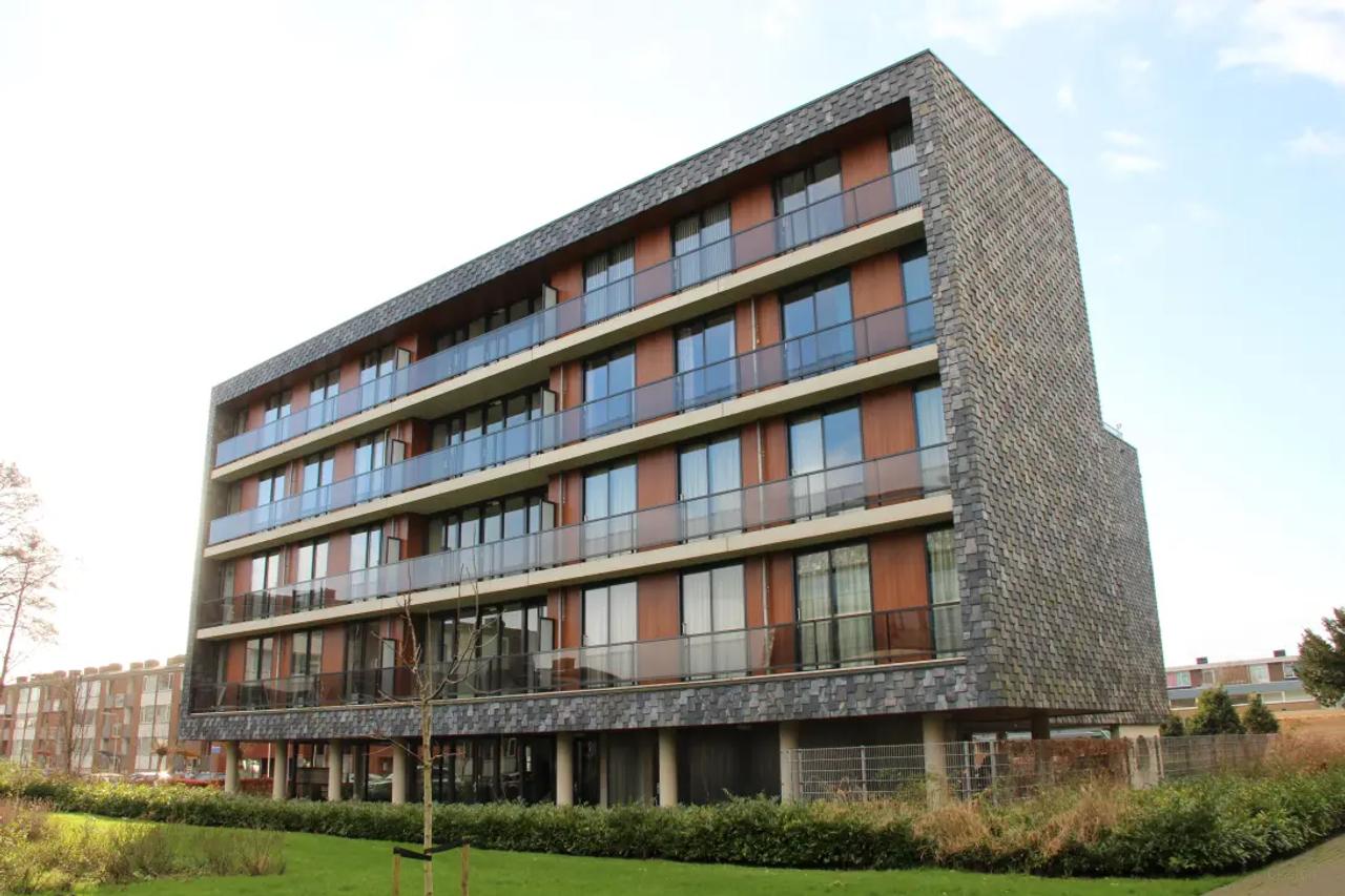 126 m² appartement met 2 balkons en parking - Afbeelding 1