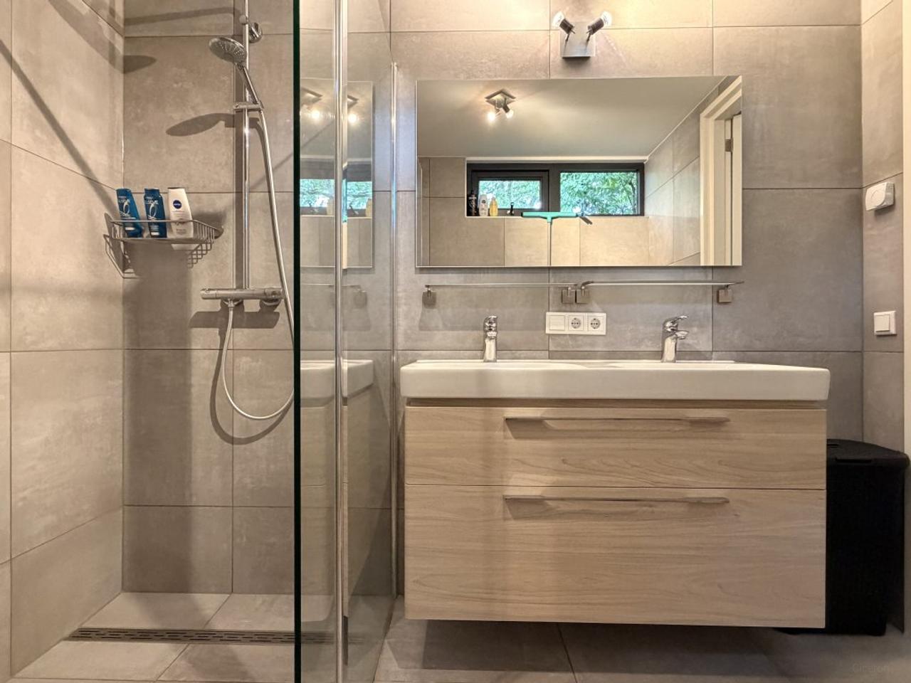 Detached Bungalow with 2 Bathrooms - Image 10