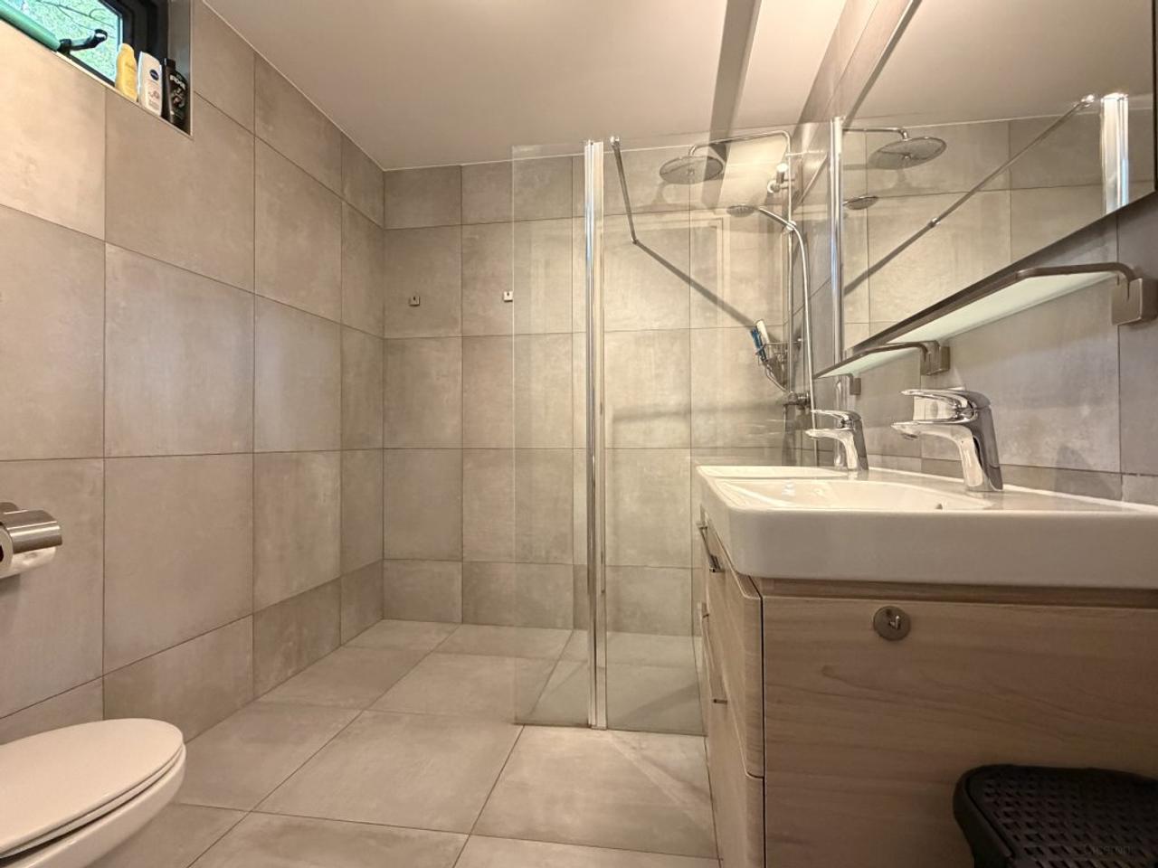 Detached Bungalow with 2 Bathrooms - Image 11