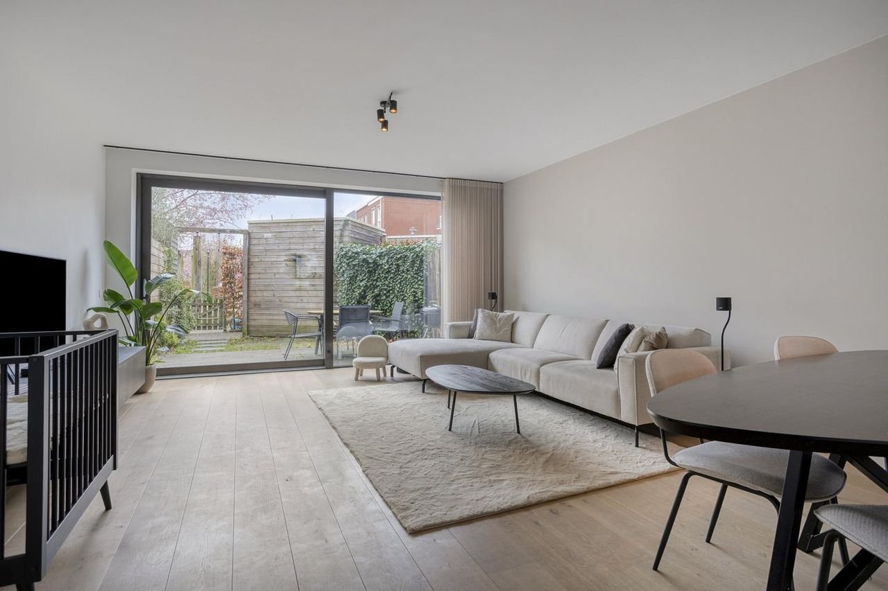 Furnished 4-bedroom townhouse - Image 2