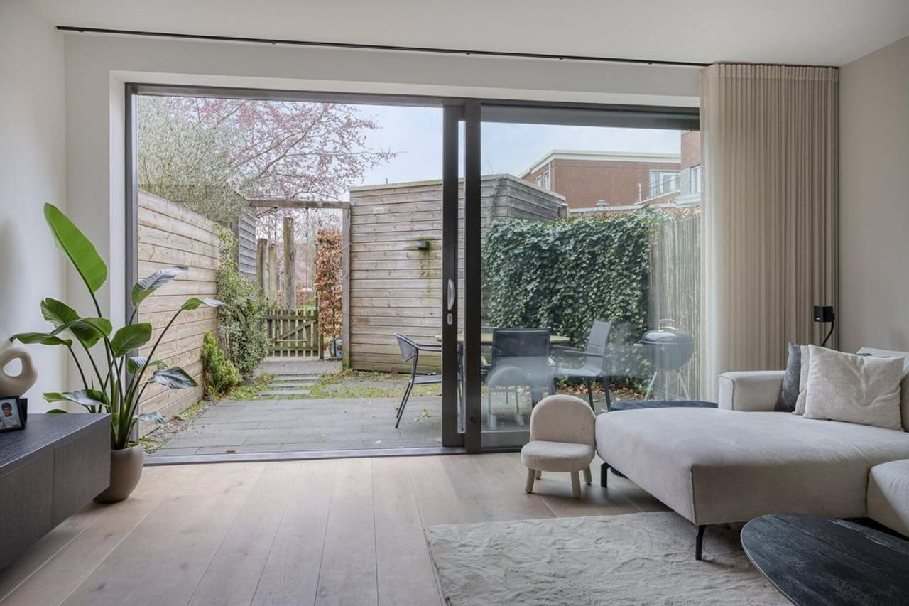 Furnished 4-bedroom townhouse - Image 4