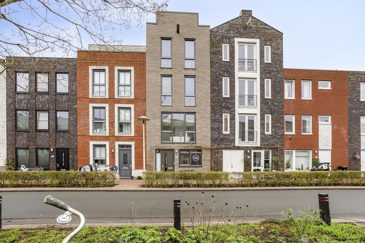 Furnished 4-bedroom townhouse - Image 1