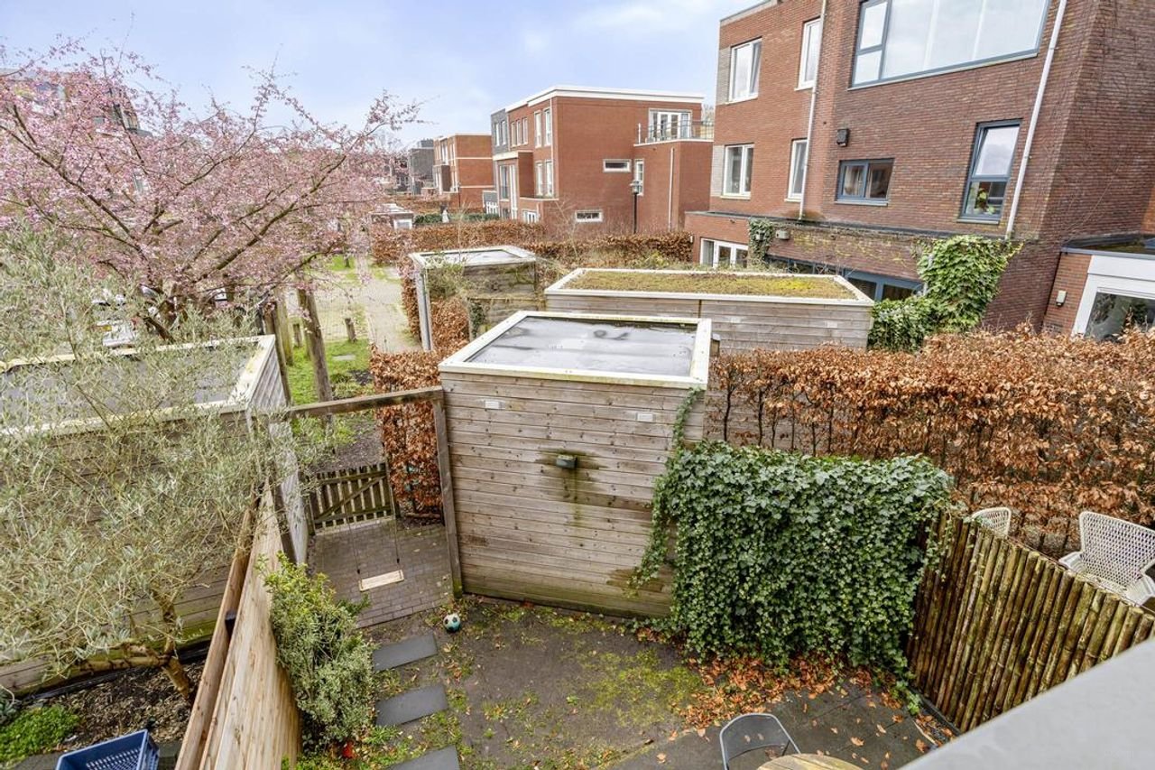 Furnished 4-bedroom townhouse - Image 19