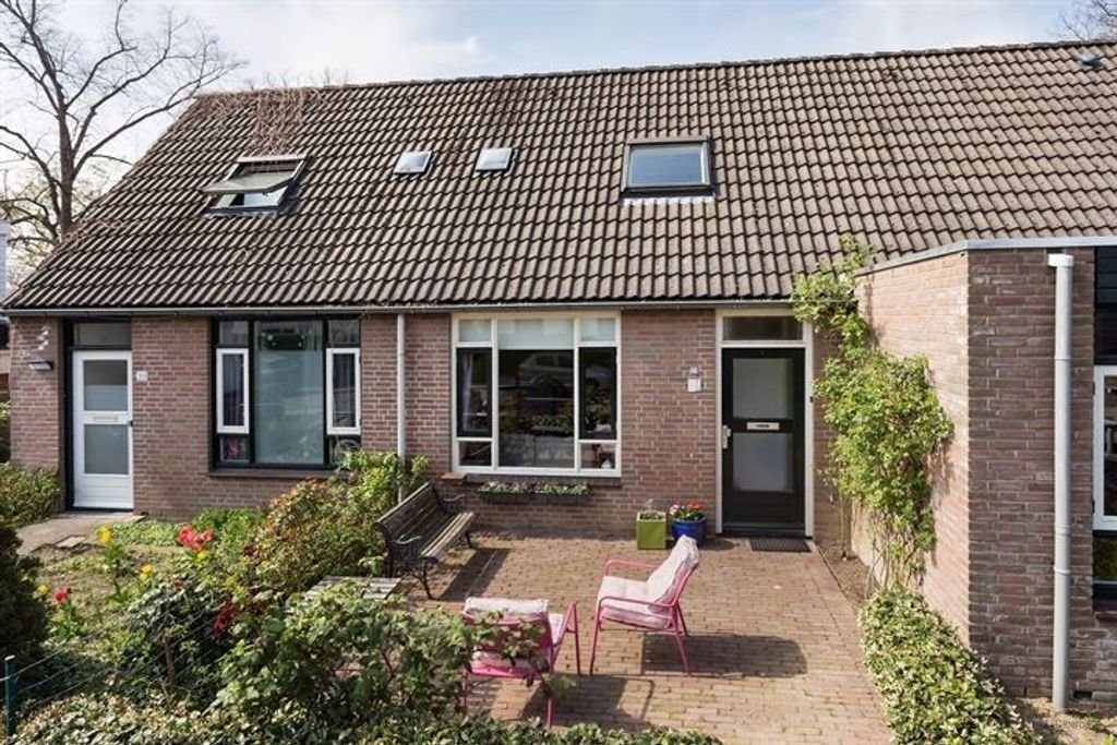 Terraced house with garden in Heijenoord - Image 1