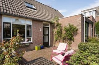 Terraced house with garden in Heijenoord - Image 2