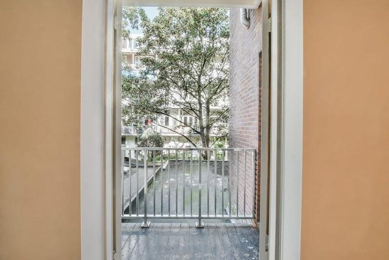 Balcony and Modern Kitchen in Oud-West - Image 10