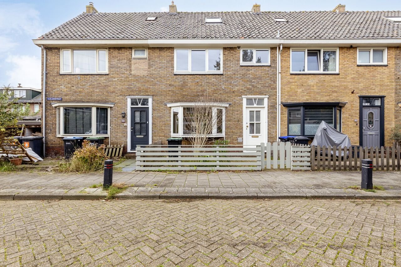 Family home with garden in Zaandam - Image 1