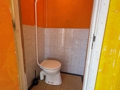 Immediately available 1-bedroom apartment near city center - Image 7