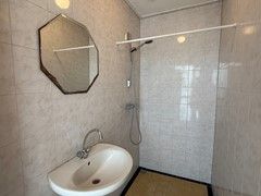 Immediately available 1-bedroom apartment near city center - Image 6