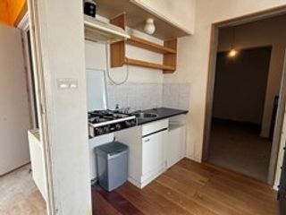 Immediately available 1-bedroom apartment near city center - Image 3