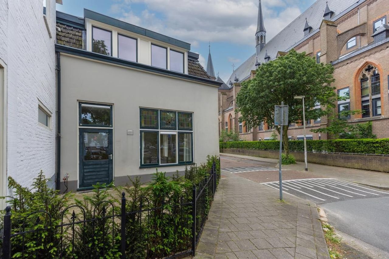 Renovated corner house with garden in Bussum - Image 2