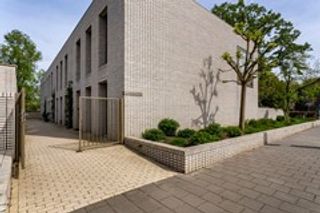 4-bedroom house with garden - Image 3