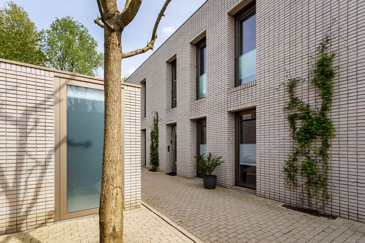 4-bedroom house with garden - Image 1