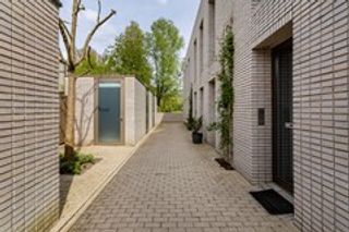 4-bedroom house with garden - Image 2