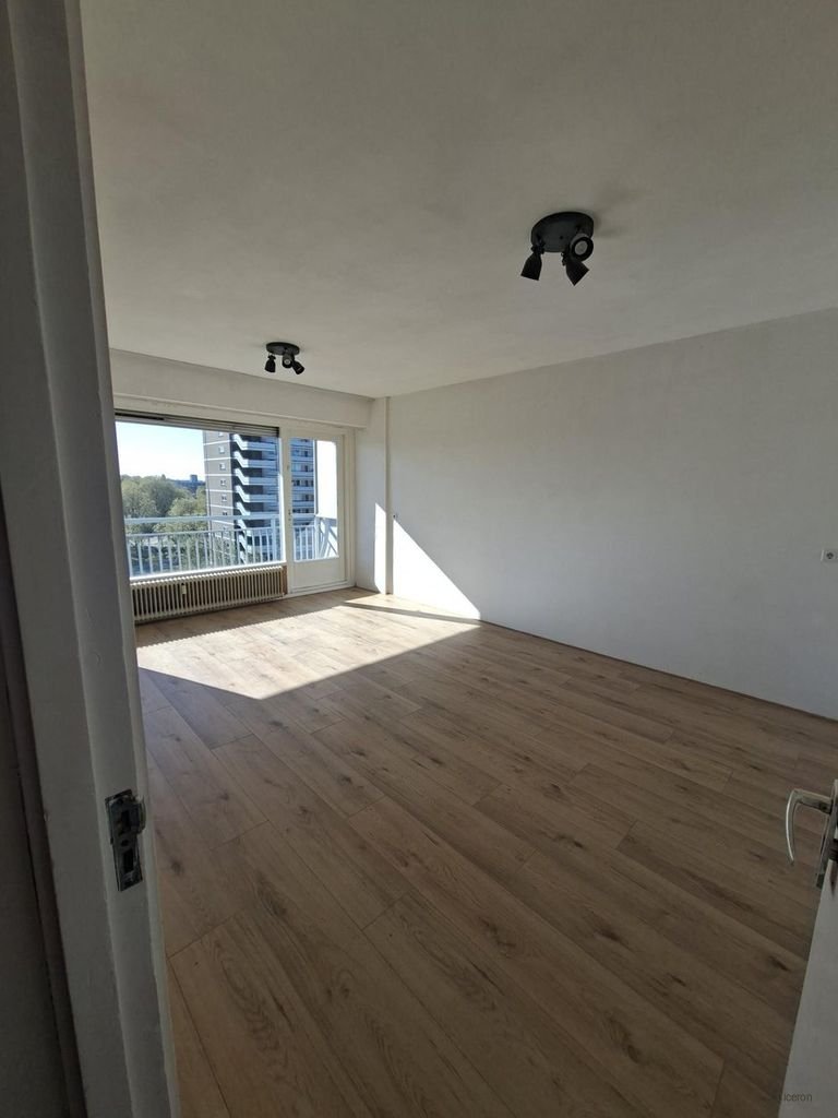 Licht 4-kamerappartement met balkon - Afbeelding 1
