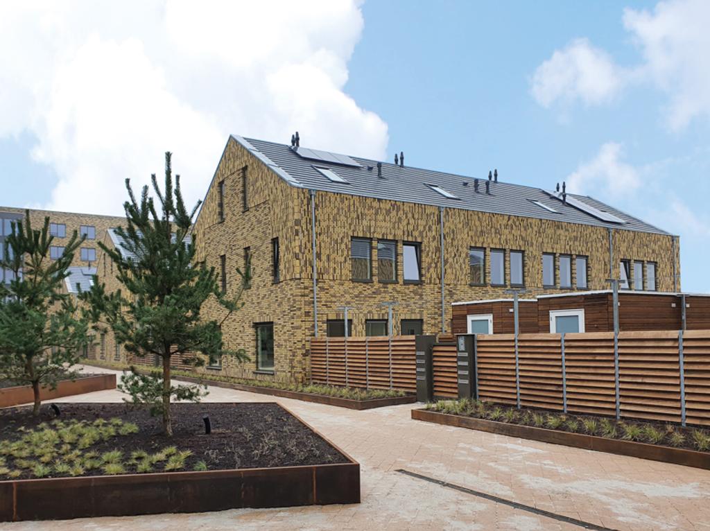City home with terrace and private parking - Image 1