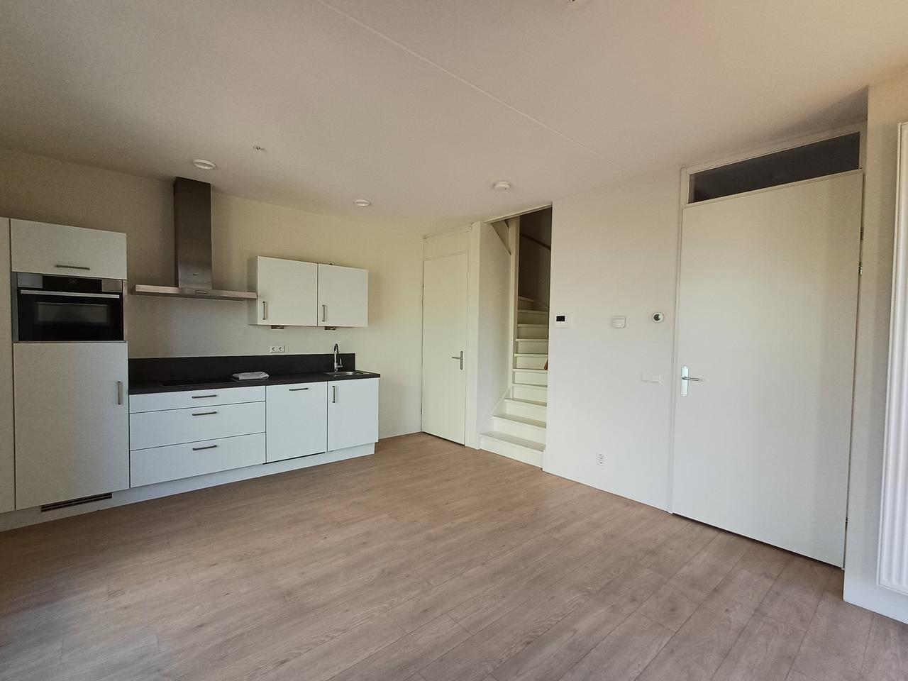 City home with terrace and private parking - Image 4