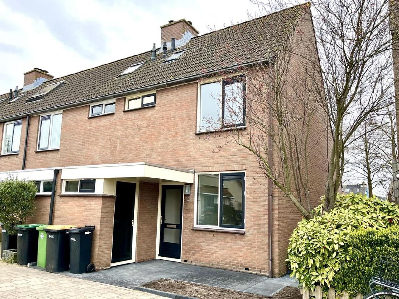 Hoekwoning met tuin aan vaarwater - Afbeelding 1