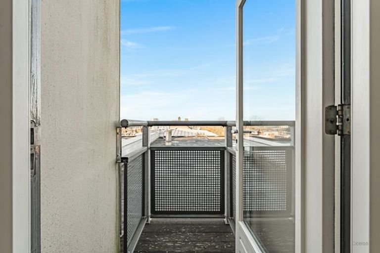 Penthouse with Roof Terrace on Nassauplein - Image 12