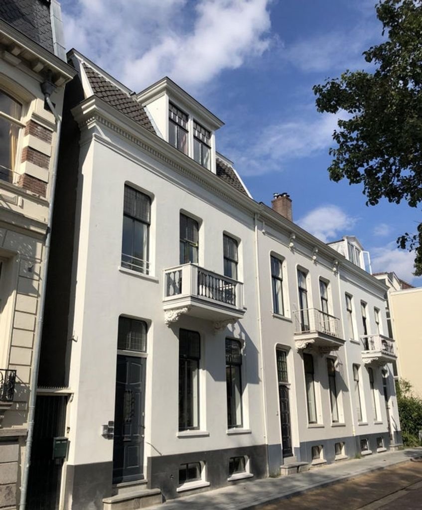 Upper-floor apartment with sunny balcony - Image 1
