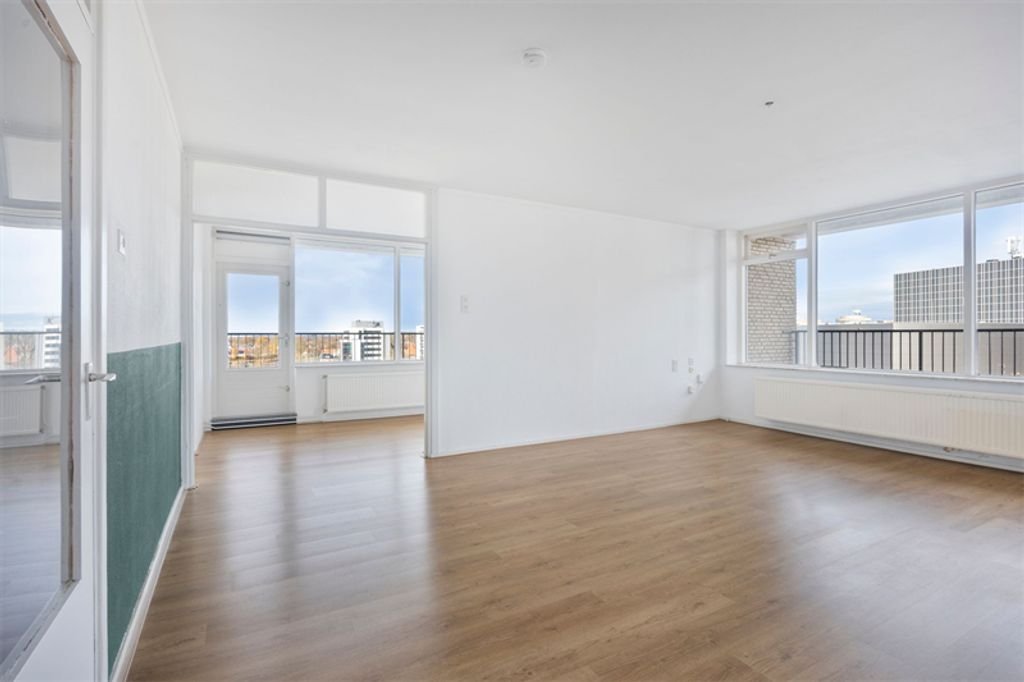 100 m² apartment with 2 balconies in city center - Image 1