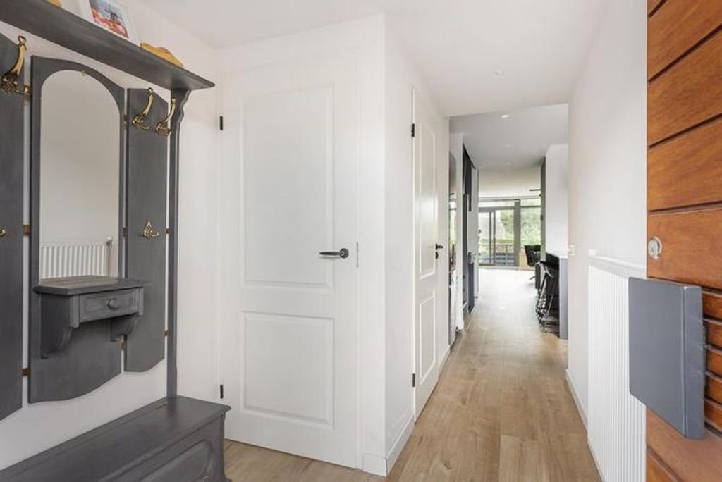Spacious family home with garden in Wassenaar - Image 2