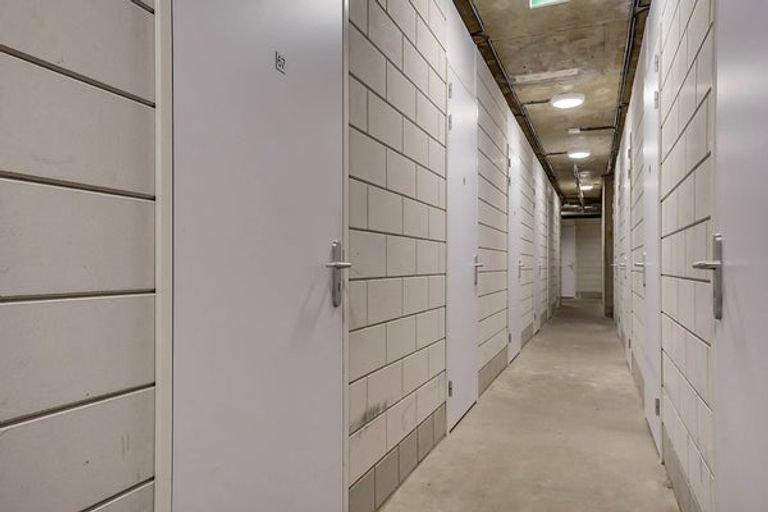 Bright 1-bedroom apartment with elevator - Image 16