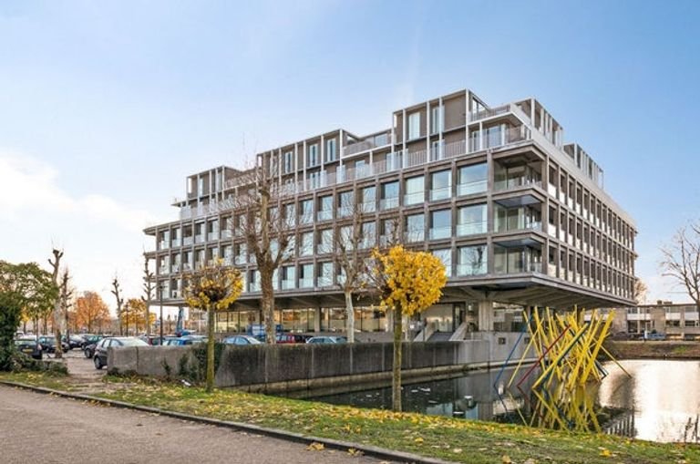 Bright 1-bedroom apartment with elevator - Image 1