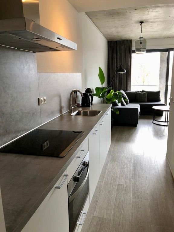 Bright 1-bedroom apartment with elevator - Image 4