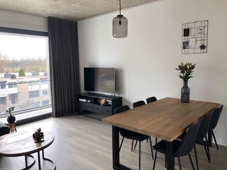 Bright 1-bedroom apartment with elevator - Image 3