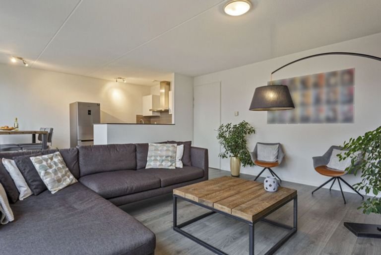 Apartment with balcony by the water - Image 3
