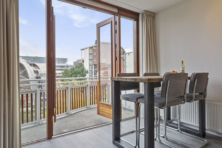 Apartment with balcony by the water - Image 5