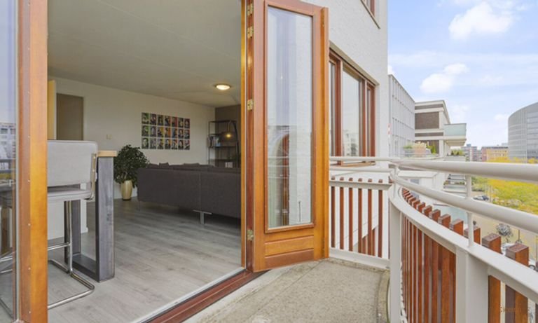 Apartment with balcony by the water - Image 7