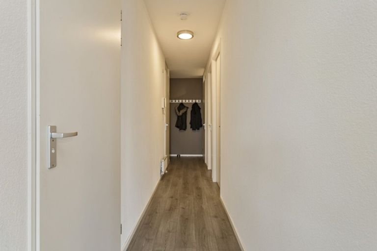 Apartment with balcony by the water - Image 10