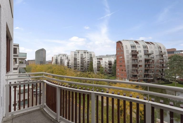 Apartment with balcony by the water - Image 6