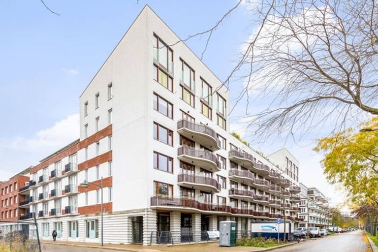 Apartment with balcony by the water - Image 1