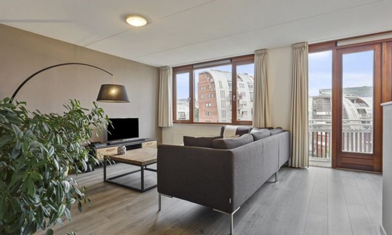 Apartment with balcony by the water - Image 4