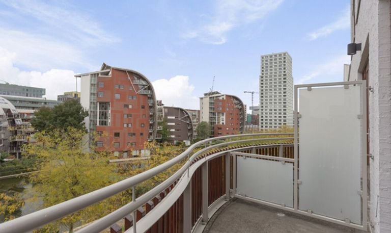 Apartment with balcony by the water - Image 8