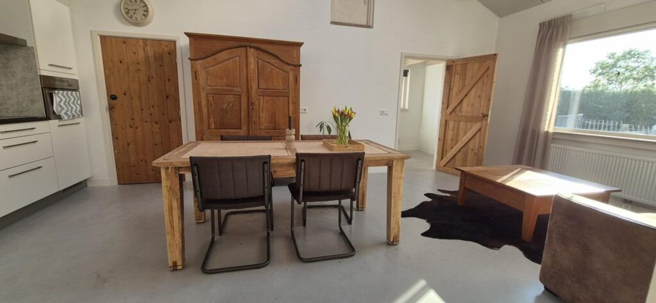 Furnished home in a green setting - Image 1