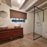 Furnished home in a green setting - Image 11