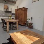 Furnished home in a green setting - Image 15