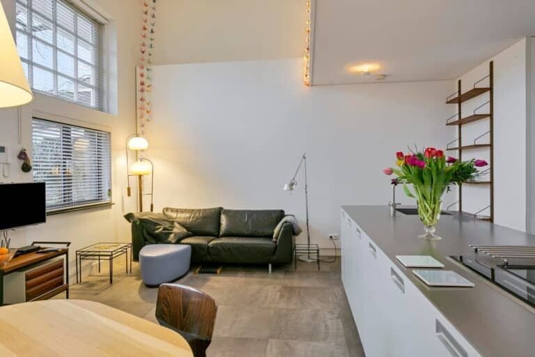 Furnished loft in former gymnasium - Image 4