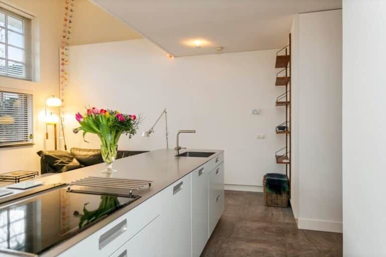 Furnished loft in former gymnasium - Image 8