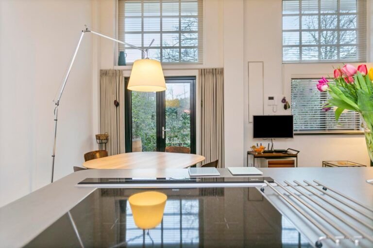 Furnished loft in former gymnasium - Image 9