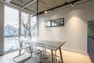 Industrieel appartement aan de Amstel met lift