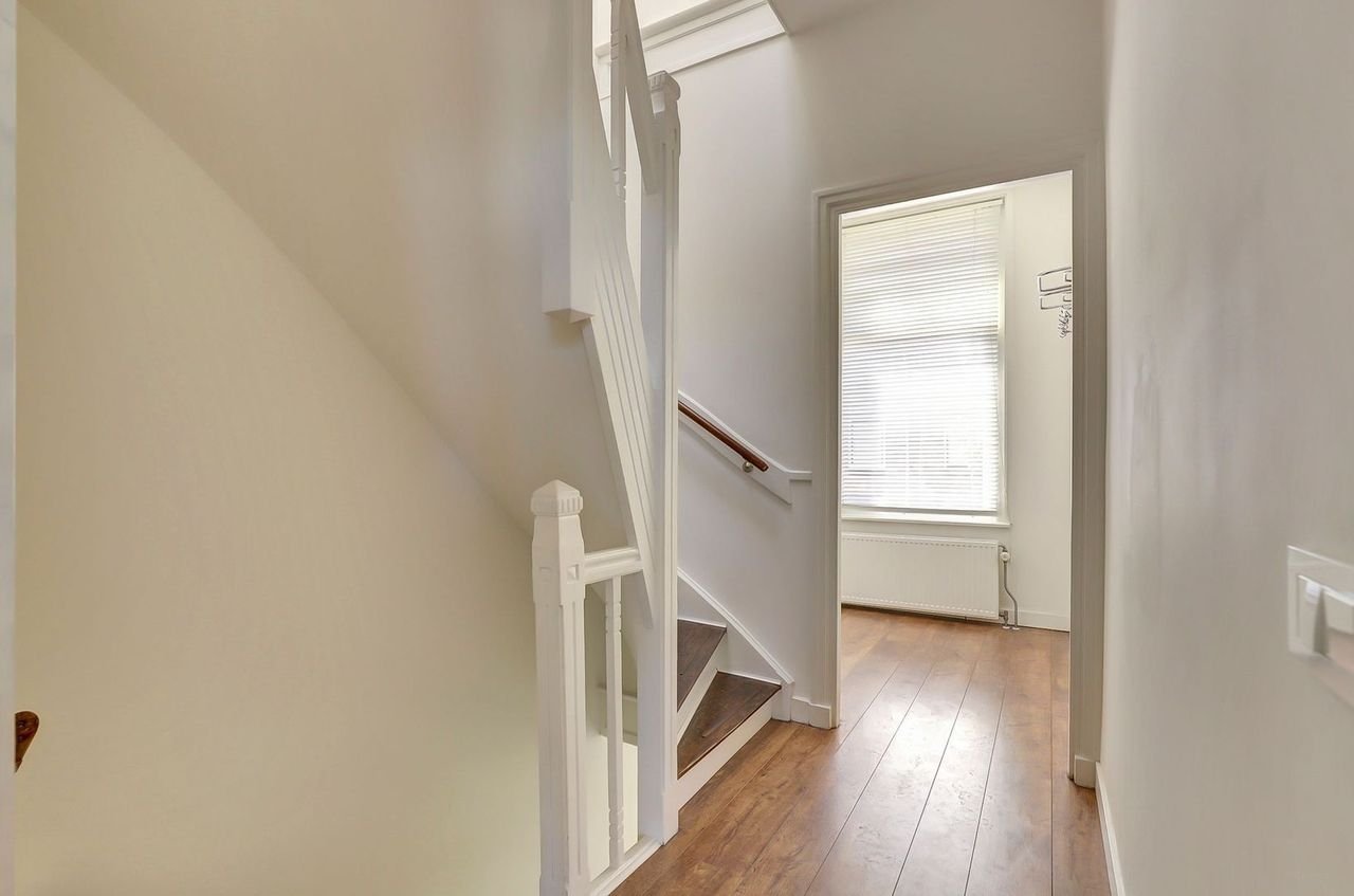 Double upper-level apartment with large roof terrace - Image 7
