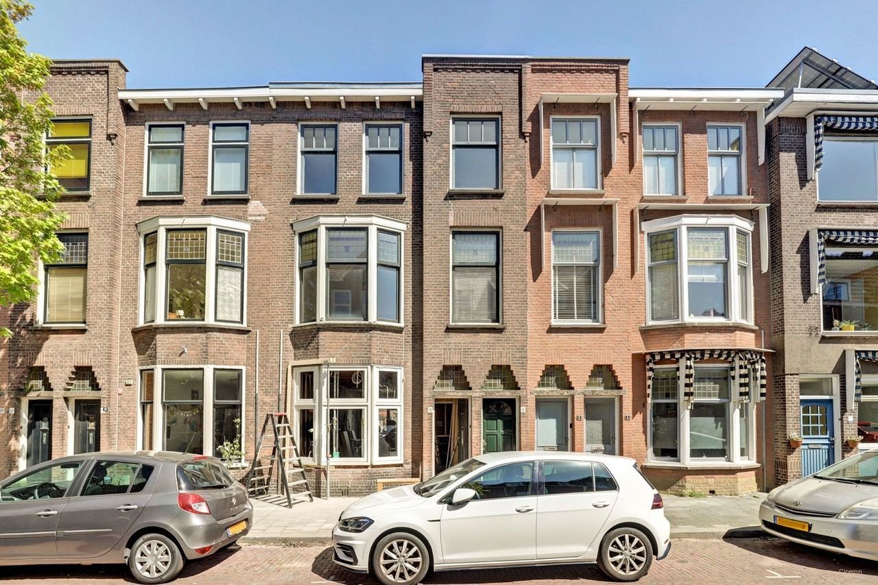 Double upper-level apartment with large roof terrace - Image 2