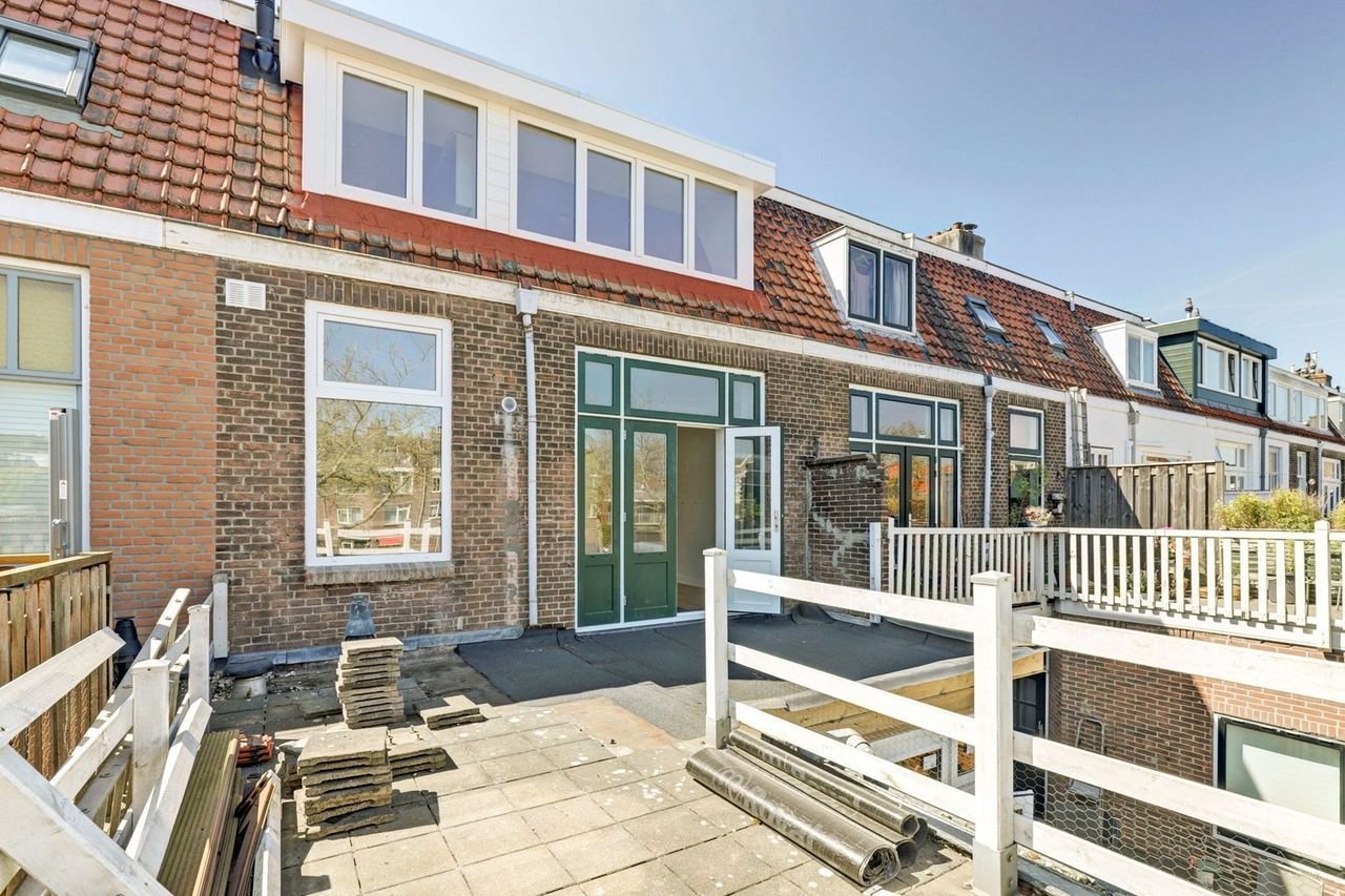Double upper-level apartment with large roof terrace - Image 18
